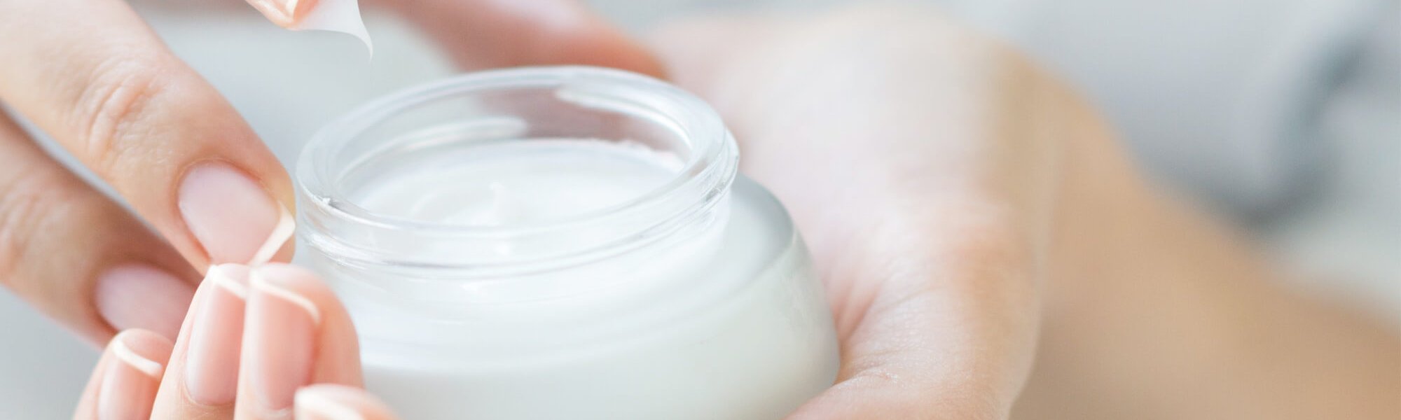 乾燥肌膚:讓肌膚變得柔軟滋潤的日常美容護理(標題)